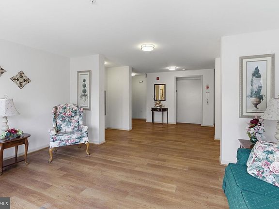 5th image of 3901 Darleigh Rd APT 3G