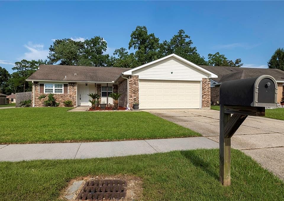 1st image of 118 Bishops Dr