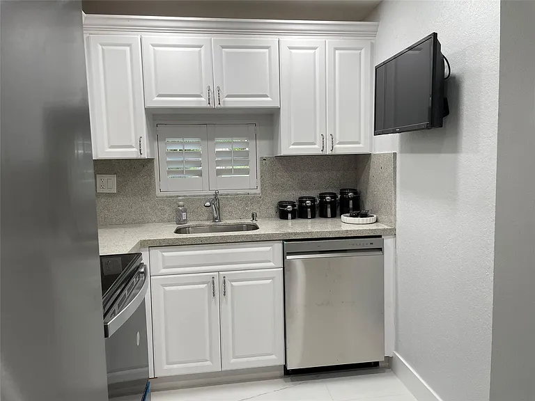 9420 S Hollybrook Lake Dr #102 — Photo 2
