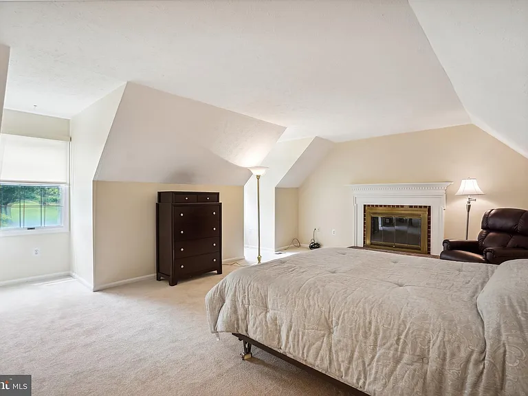 9708 Locust Hill Dr — Photo 24
