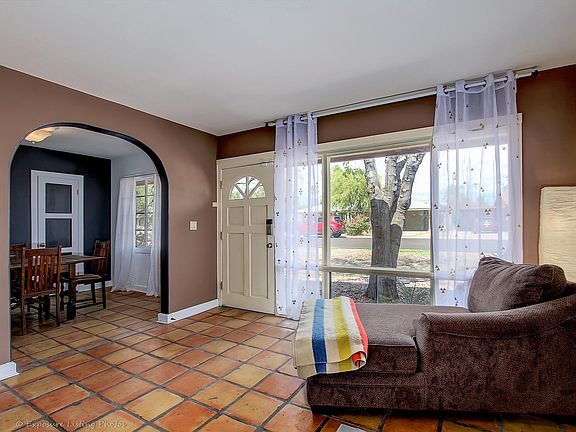 4th image of 827 W Clarendon Ave