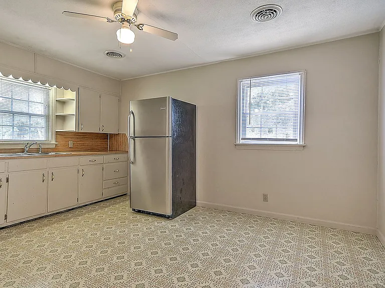 2207 Buckingham Rd — Photo 5