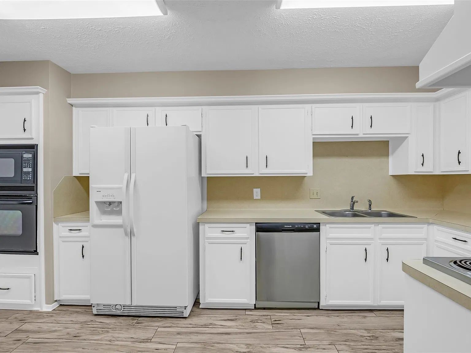 3 bed, 2.0 bath, 1601 sqft, $1,900 — Photo 2
