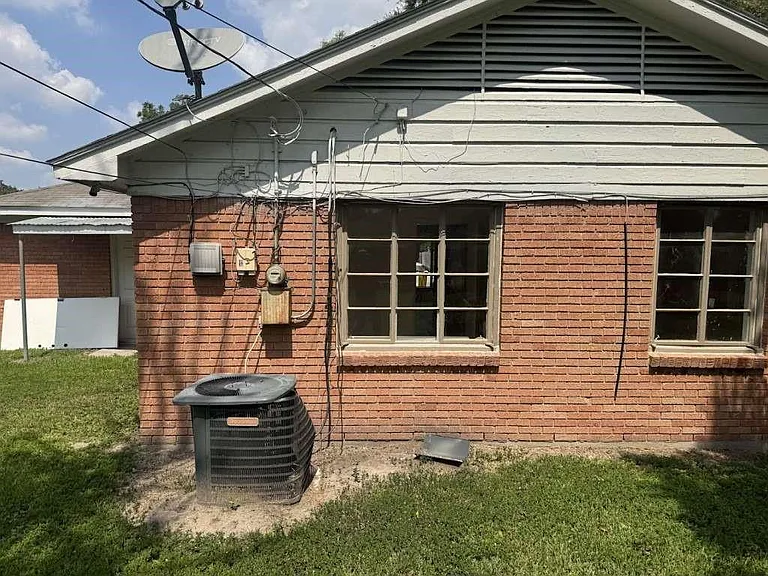 121 E Riverwood Dr — Photo 12