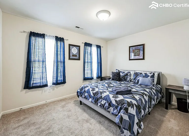 Secondary bedroom with closet, extra sheets included