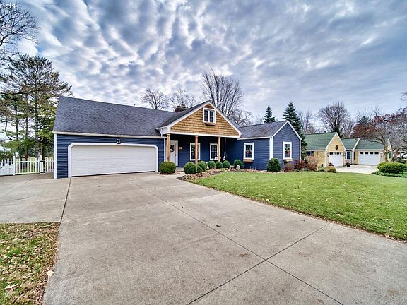 2nd image of 3814 Autumn Dr