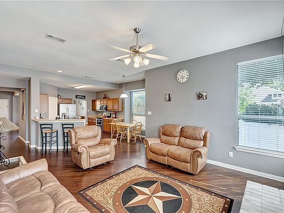 4th image of 1005 Elm Dr