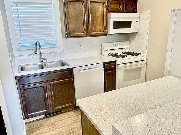 3rd image of 1222 N Camelot Dr