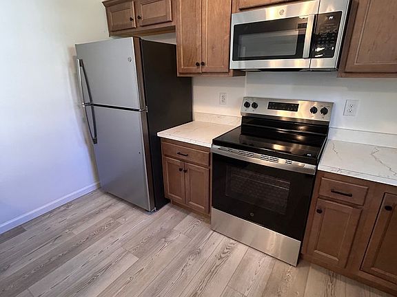 4th image of 558 Longfellow Dr #1
