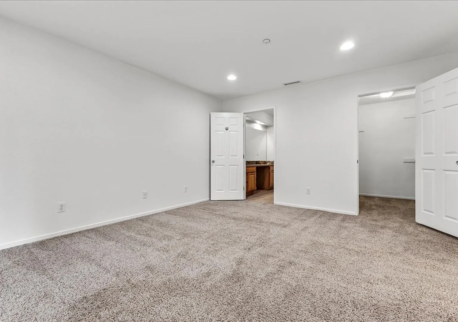Spacious 3 Bedroom, 2.5 Bathroom Marina Townhome — Photo 4