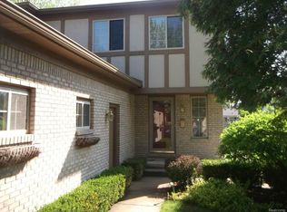 892 Saint Clair St, Grosse Pointe, MI