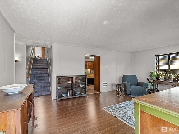4th image of 2122 Bay Avenue