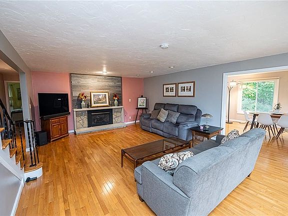 5th image of 823 Willow Lake Dr
