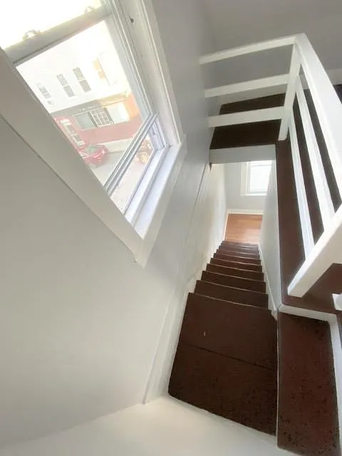 3 bed, 900 sqft, $1,690 — Photo 2