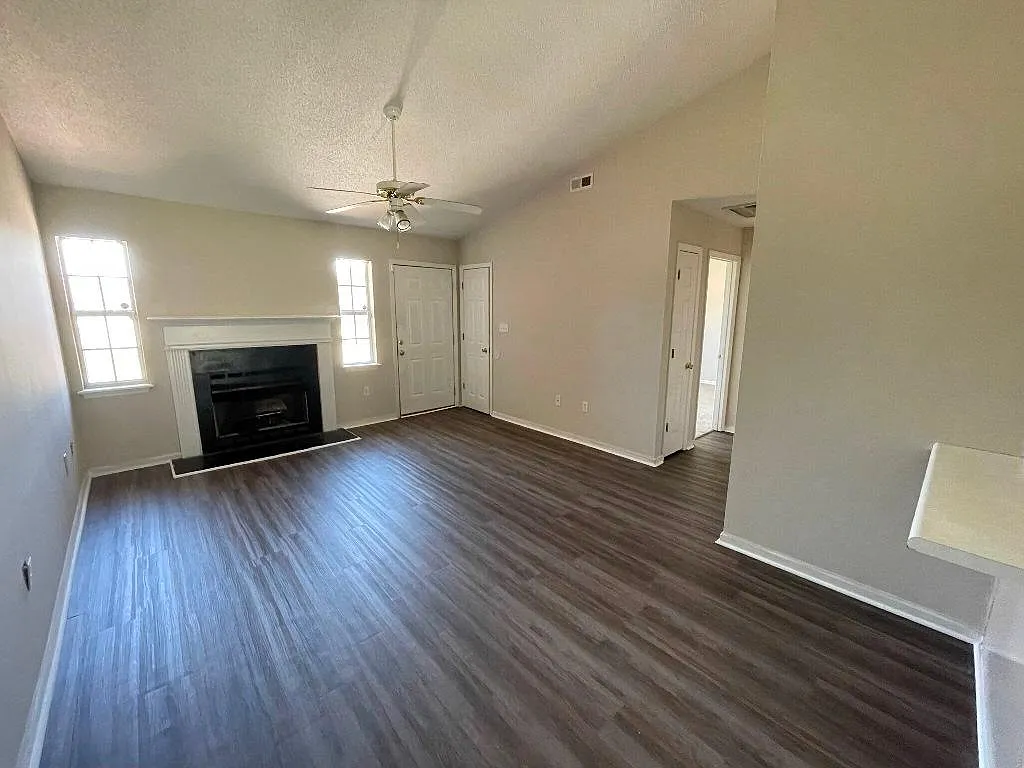3 bed, 1200 sqft, $1,300 — Photo 3