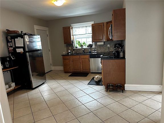 3rd image of 21-23 Washburn Ave E