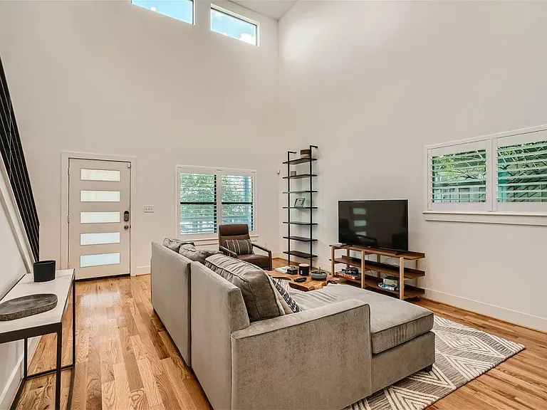 4916 McKinney St — Photo 4