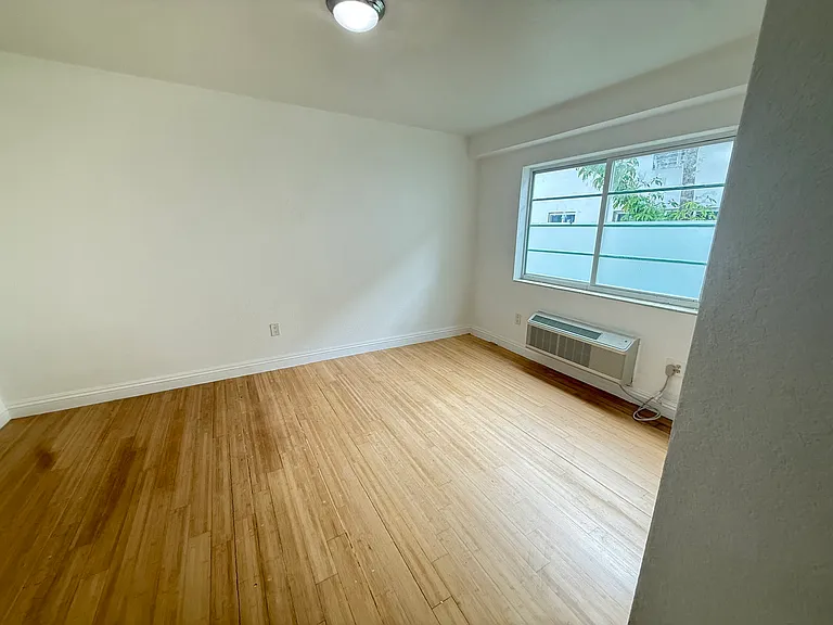 6930 Rue Vendome #3 — Photo 10
