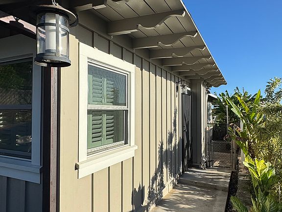 2039 Haiki Place - looking DH to private entry on makai side.