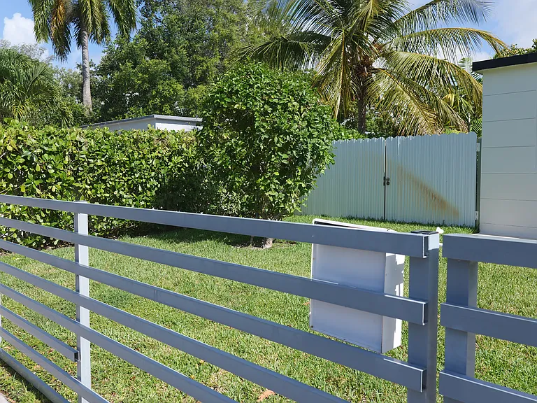 5911 SW 62nd Ter — Photo 4