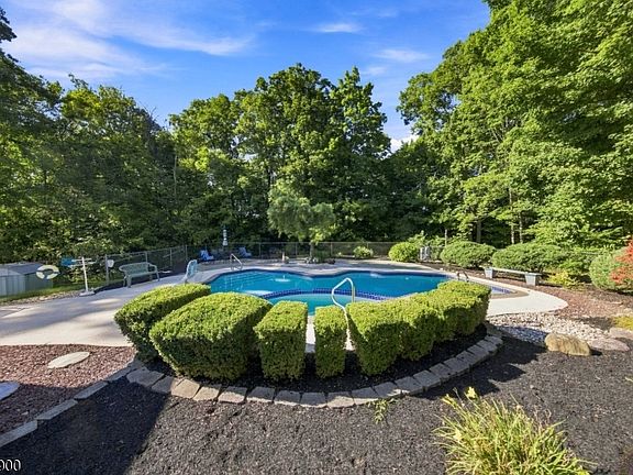 4th image of 25 Sachem Rd