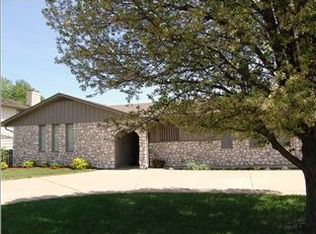 304 Lakeshore Dr, Newton, KS 67114