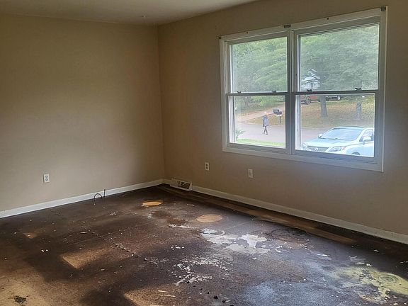 3rd image of 5573 Rockbluff Dr NE