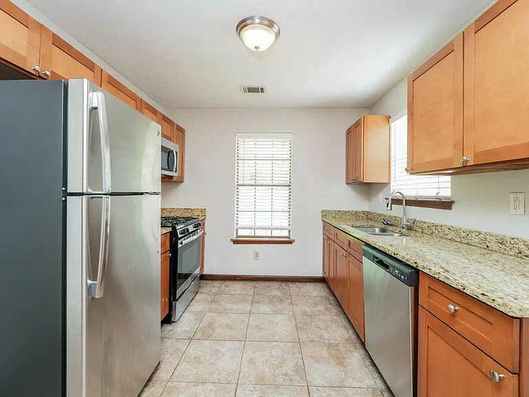 116 Adrian Dr — Photo 6