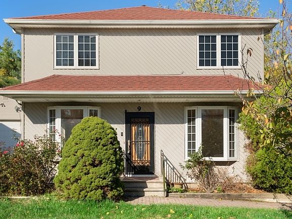 3rd image of 9 Cherry Brook Pl N