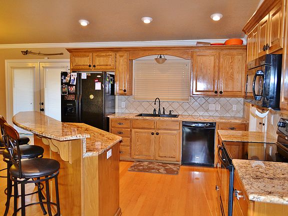 3rd image of 784 Remington Cir