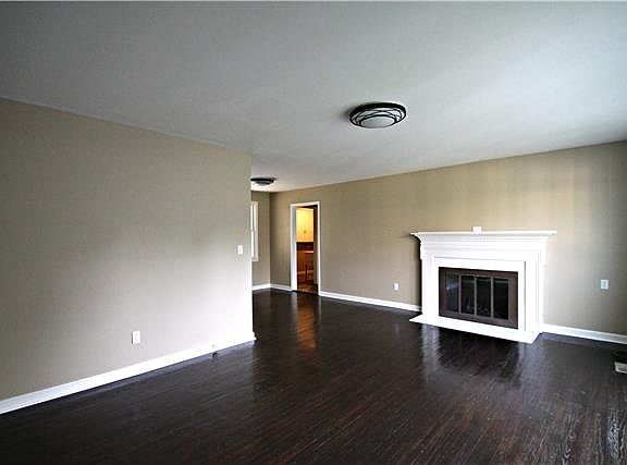 3rd image of 915 McKellar Dr