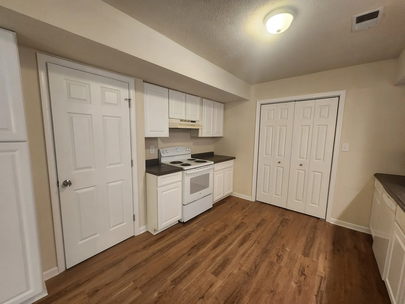 4 bed, 2.5 bath, 1476 sqft, $2,700 — Photo 3