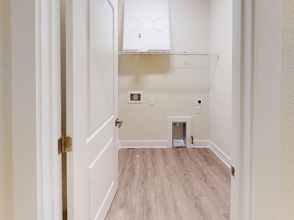 Deleon- 30 Seaport Lane - WE - Interior - Laundry