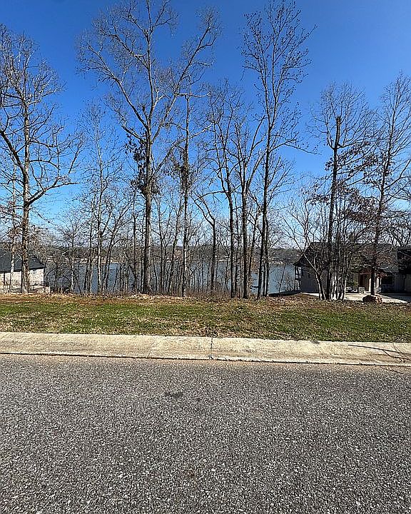 2nd image of 1001 Lakeview Crest Dr