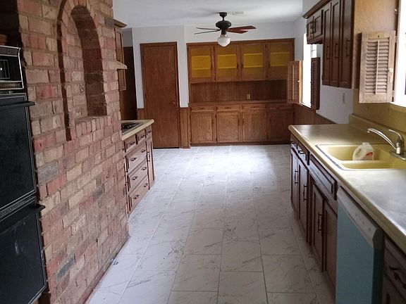 2nd image of 806 Hillsdale Dr #1