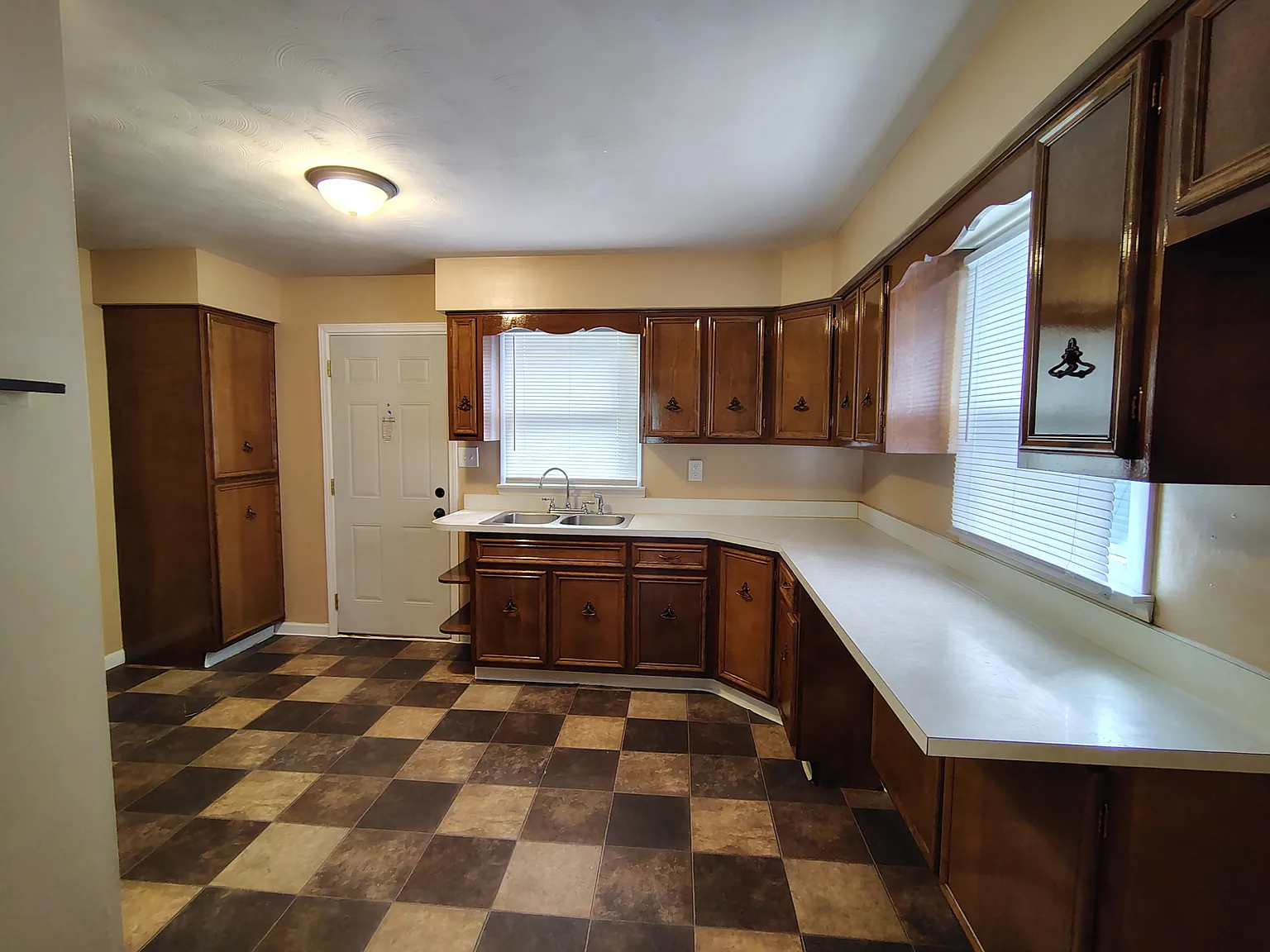 3 bed, 840 sqft, $1,100 — Photo 2