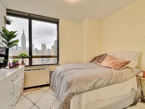 4th image of 630 1st Ave APT 25L