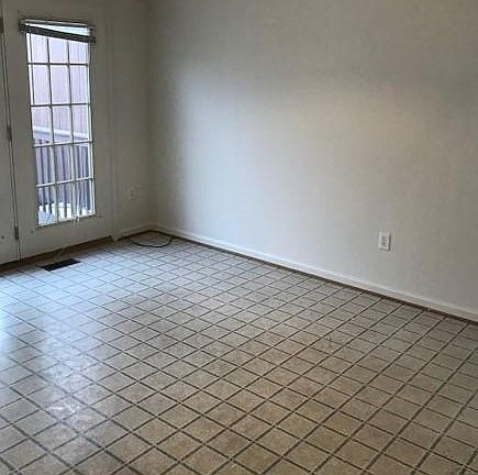 5th image of 1105 Lindsay Ln