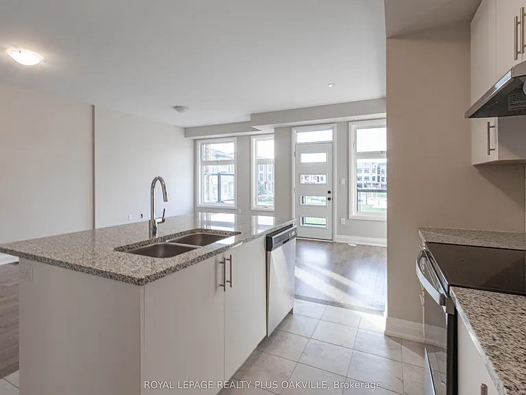 2468 Badger Cres — Photo 12