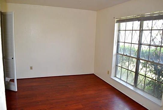 4th image of 3306 Point East Dr
