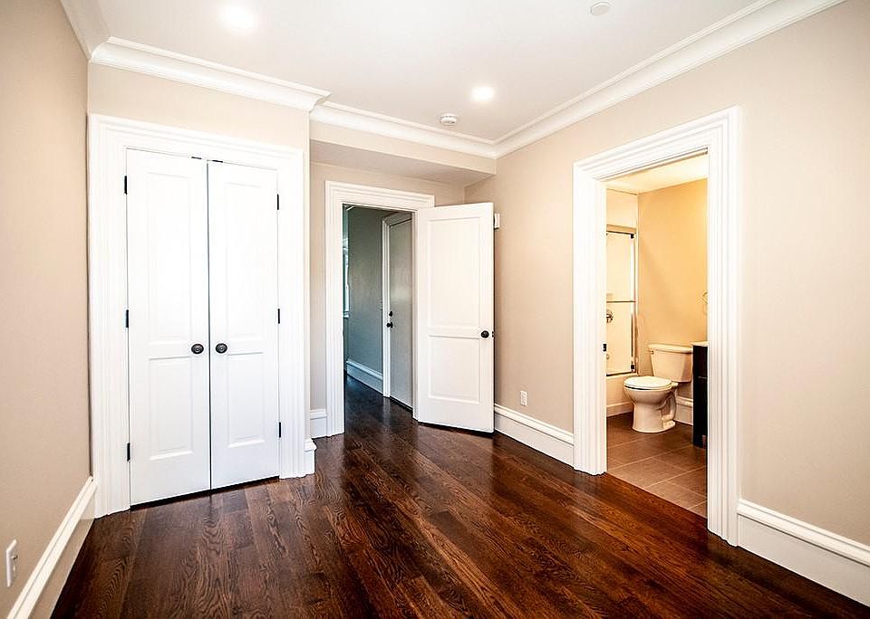 2nd image of 11 Alton Pl #I