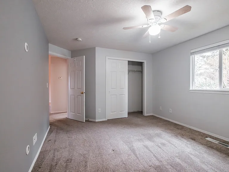 831 NW Teak Loop — Photo 36