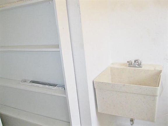 5th image of 3297 Castle Dr