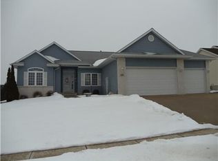 130 N 16th Ave, Hiawatha, IA 52233