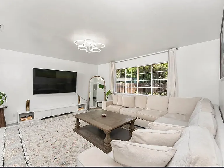 2212 Cervantes Dr — Photo 2