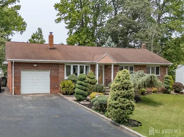 27 Fagan Pl, Colonia, NJ 07067