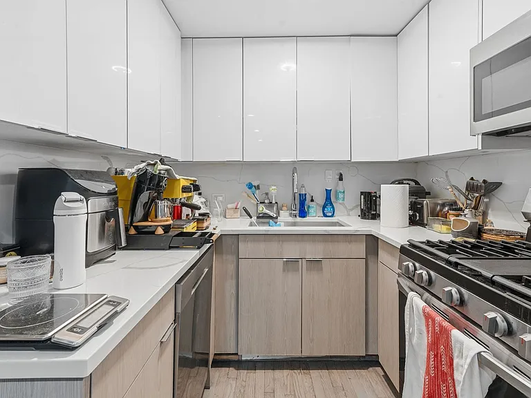 1421 N Dearborn St — Photo 100