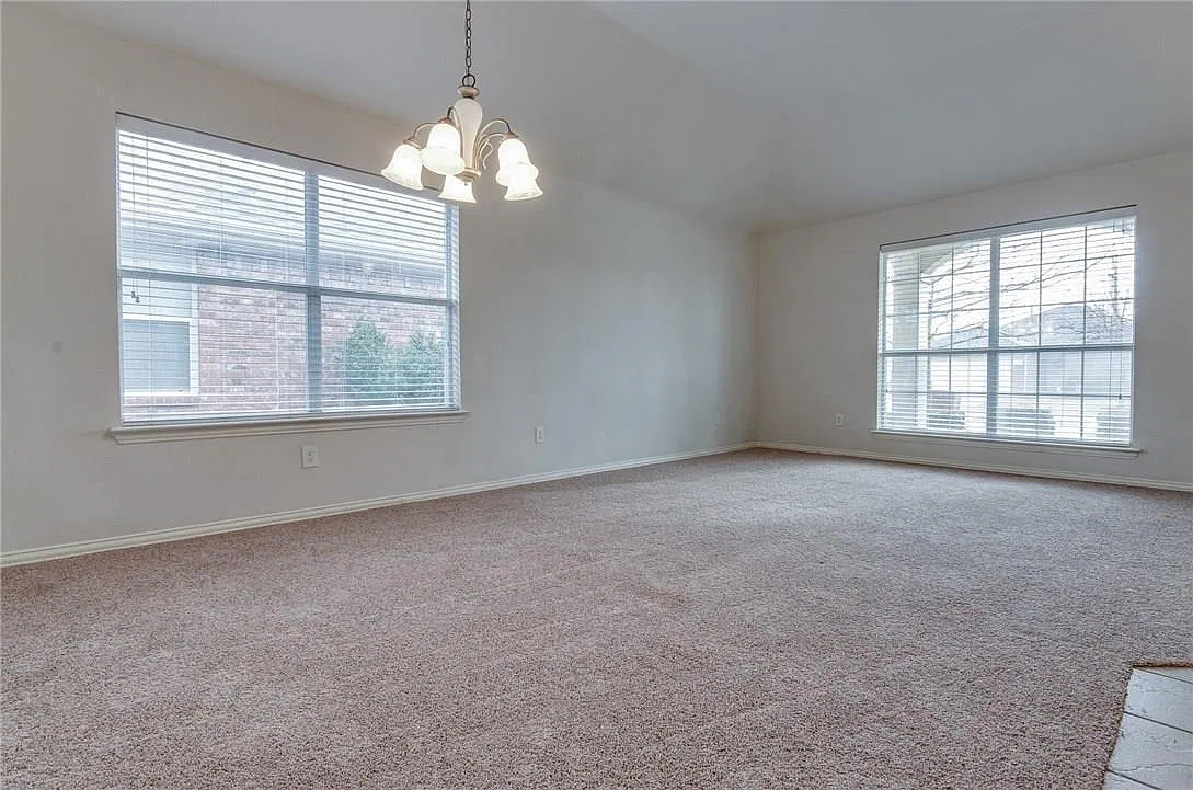 4 bed, 2.5 bath, 2110 sqft, $2,295 — Photo 3