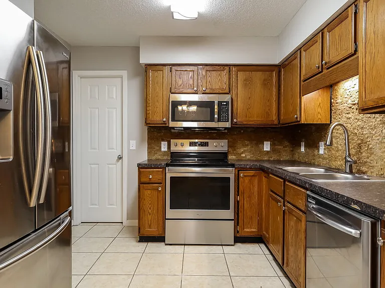 1804 Sherwood Dr — Photo 8