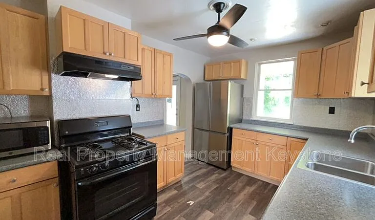 303 Lexington Ct — Photo 1